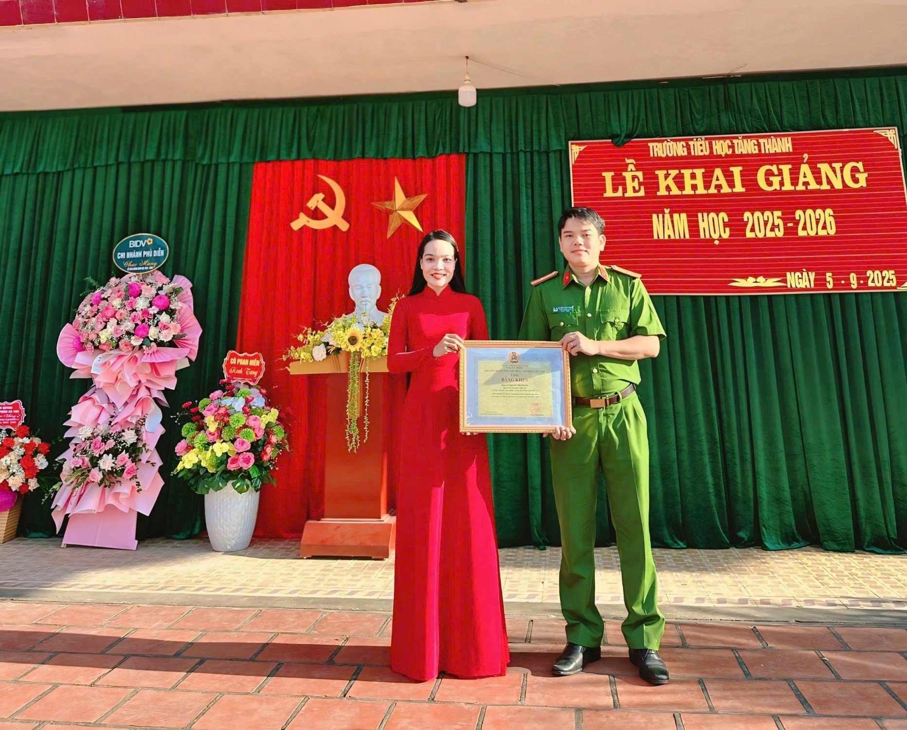 Cô giáo Nguyễn Thị Huyền được Tổng Liên đoàn Lao động Việt Nam và Hội đồng Đội Trung ương trao tặng Bằng khen vì những đóng góp tiêu biểu cho sự nghiệp giáo dục và công tác Đội.