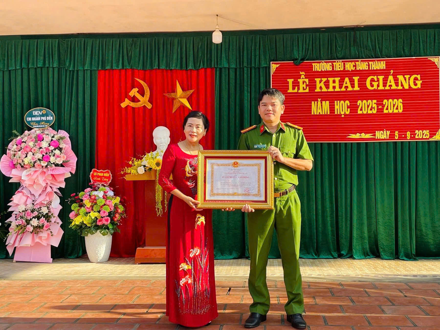 Nhà giáo ưu tú, Hiệu trưởng Nguyễn Thị Minh vinh dự được Thủ tướng Chính phủ tặng Huân chương Lao động hạng Ba.